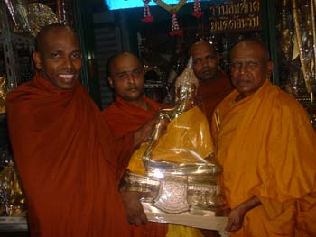 International Vesak day in Thiland 2006 - offering a Buddha's statue to ven Saddhananda